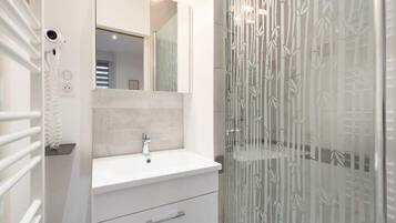 Shower, hair dryer, towels
