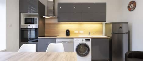 Kühlschrank, Mikrowelle, Ofen, Geschirrspüler