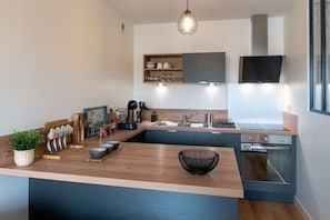 Fridge, microwave, oven, coffee/tea maker - ★ Appartement Lumineux ★ Garage ★ Terrasse (Brive-la-Gaillarde)