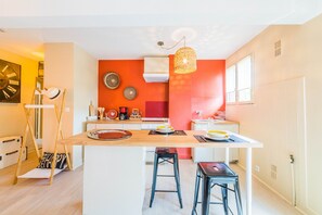 Kjøleskap, ovn, kokeplater og kaffetrakter/tekoker