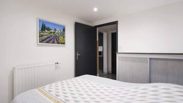 2 Schlafzimmer, BĂŒgeleisen/BĂŒgelbrett, kostenloses WLAN, BettwĂ€sche