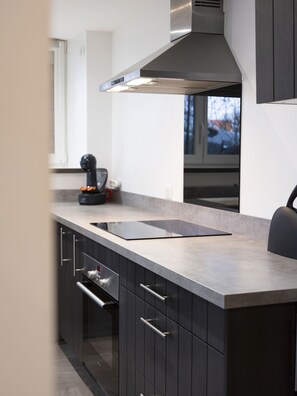 Een koelkast, een microgolfoven, een oven, een vaatwasser