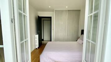 2 slaapkamers, een strijkplank/strijkijzer, gratis wifi, beddengoed