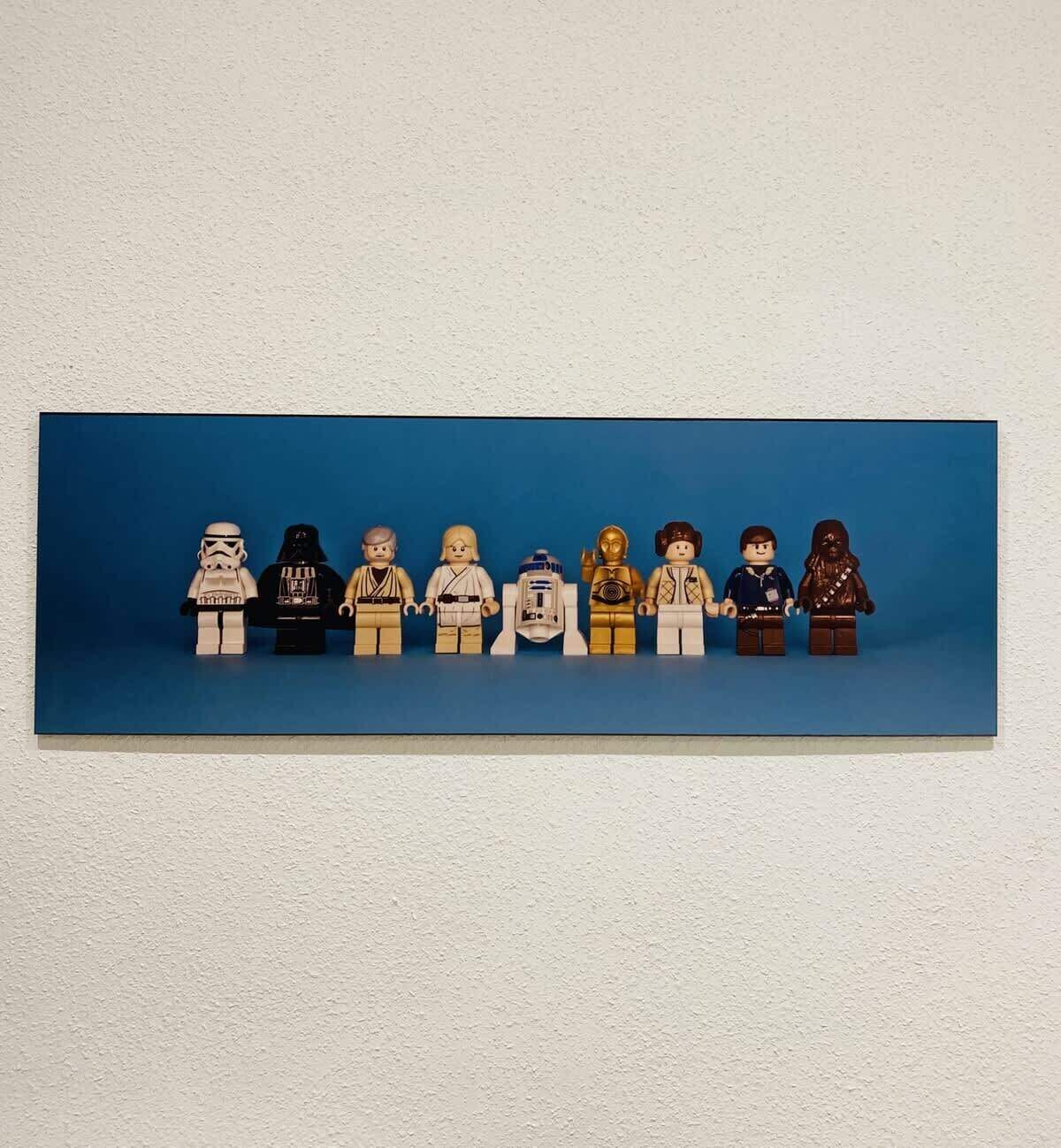 Une exposition de figurines LEGO de différents personnages sur un fond bleu.