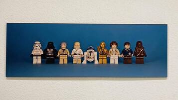 Une exposition de figurines LEGO de différents personnages sur un fond bleu.