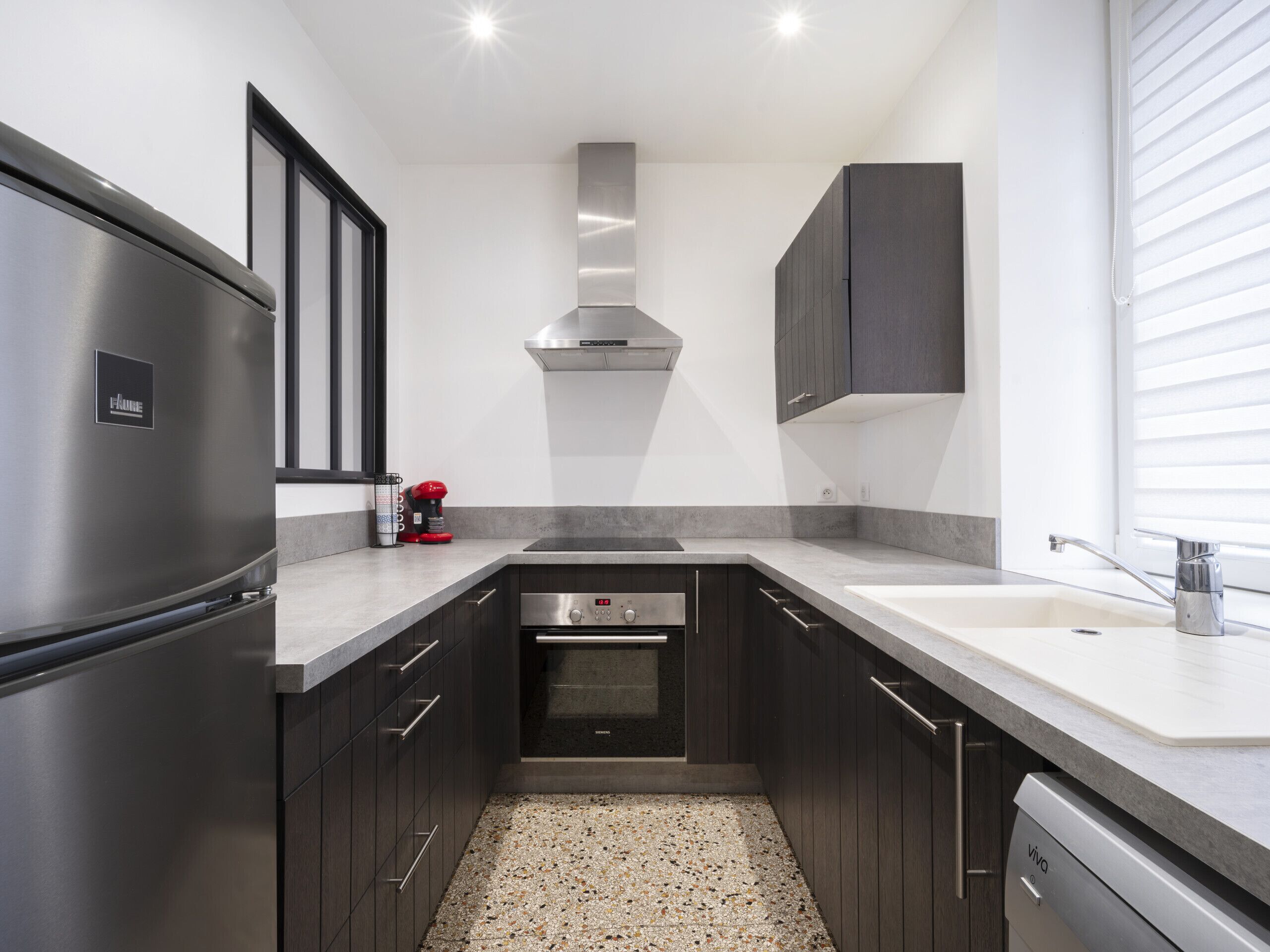 Een koelkast, een microgolfoven, een oven, een vaatwasser