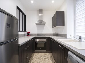 Frigorífico, microondas, horno y lavavajillas