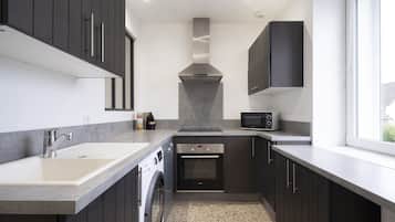 Een koelkast, een microgolfoven, een oven, een vaatwasser