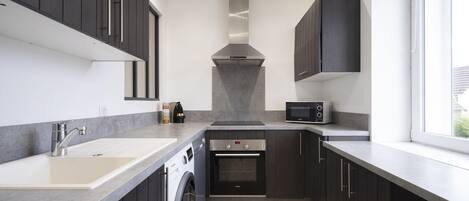 Kühlschrank, Mikrowelle, Ofen, Geschirrspüler