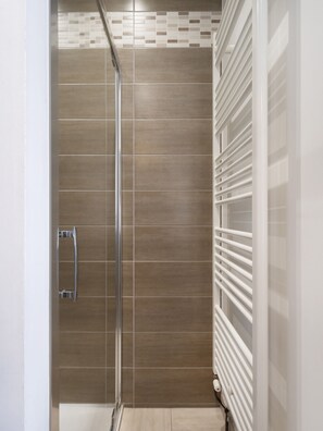 Douche, séchoir à cheveux, serviettes fournies