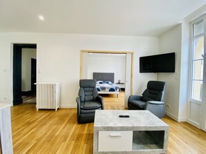 2 bedrooms, iron/ironing board, free WiFi, bed sheets