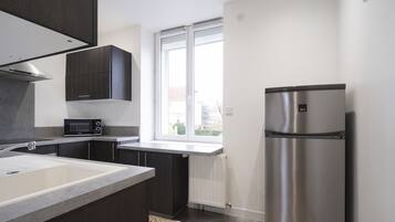 Een koelkast, een microgolfoven, een oven, een vaatwasser