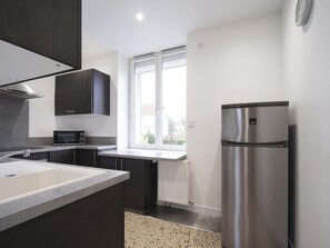 Frigorífico, microondas, horno y lavavajillas
