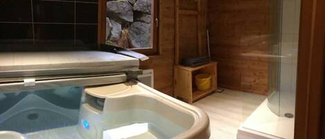 Vasca, asciugacapelli, carta igienica