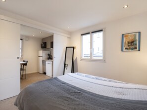 2 bedrooms, iron/ironing board, free WiFi, bed sheets