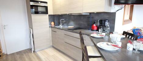 Frigorífico, microondas, lavavajillas y tostadora