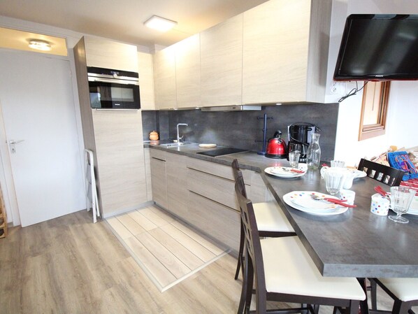 冷蔵庫、電子レンジ、食器洗い機、トースター