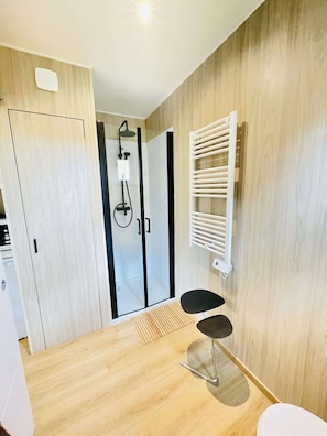 Shower, towels