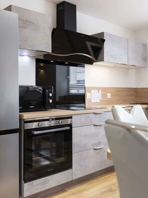 Kühlschrank, Mikrowelle, Ofen, Herdplatte