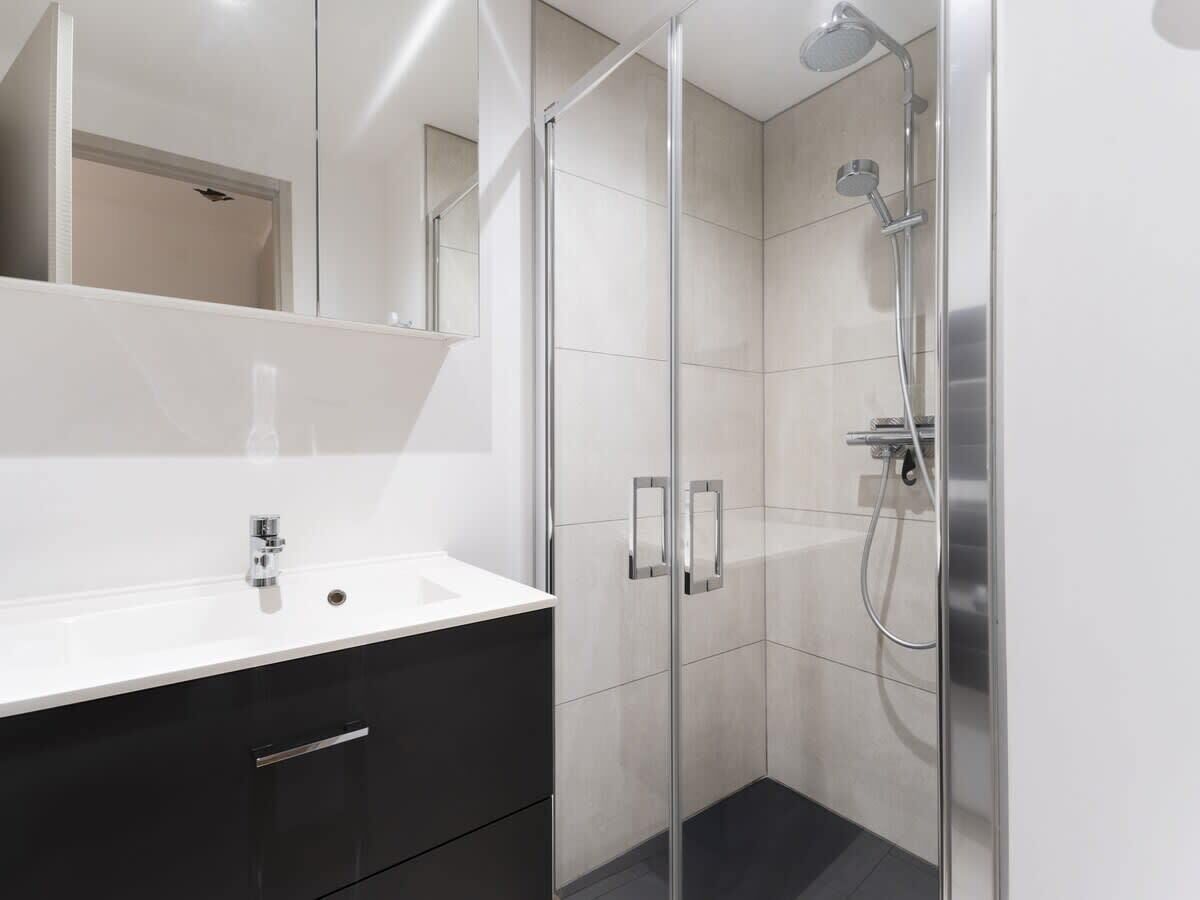 Douche, sèche-cheveux, serviettes fournies