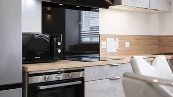 Réfrigérateur, four à micro-ondes, un four, surface de cuisson