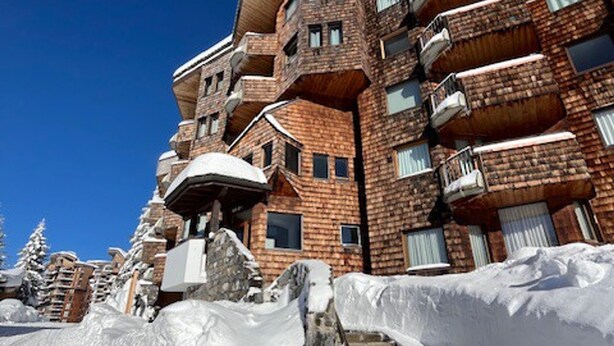 A multi-story building with a brick facade and balconies, surrounded by snow. - Cozy studio in Avoriaz for 2 pers with Wifi (Avoriaz)