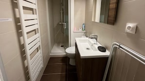 A compact bathroom with a shower, toilet, and sink. - Cozy studio in Avoriaz for 2 pers with Wifi (Avoriaz)