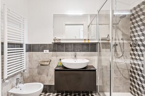 Shower, hair dryer, bidet - GuestHost - Comfortable 40 sqm apartment that can accommodate up to 4 people. Located on the ground floor (steps to access) of a building in Maragliano / Redi district, a lively neighborhood well connected to the historic center by public transportation, (Firenze)