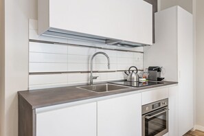 Microondas, horno, placa de cocina y lavavajillas