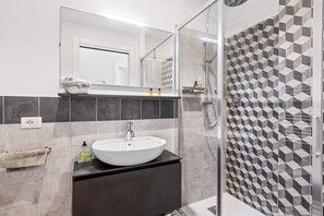Dusche, Haartrockner, Bidet