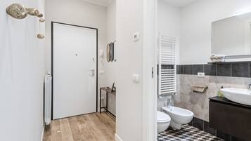 Douche, sĂšche-cheveux, bidet