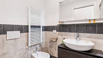 Dusche, Haartrockner, Bidet