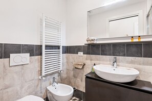 Douche, sèche-cheveux, bidet