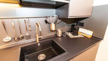 KĂŒhlschrank, Mikrowelle, Herdplatte, GeschirrspĂŒler