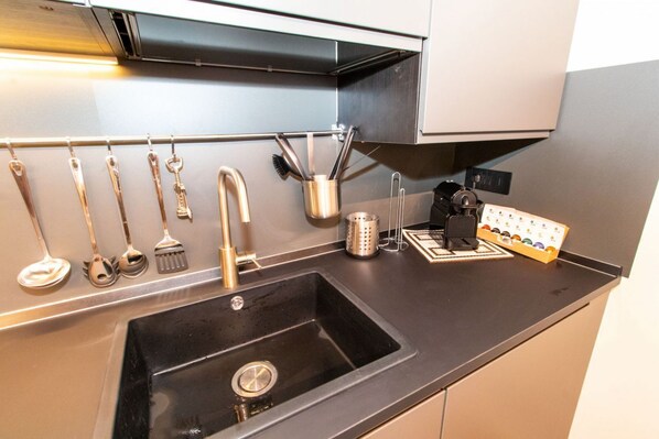 Kühlschrank, Mikrowelle, Herdplatte, Geschirrspüler