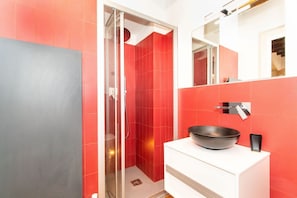 Douche, sĂšche-cheveux, bidet, serviettes fournies