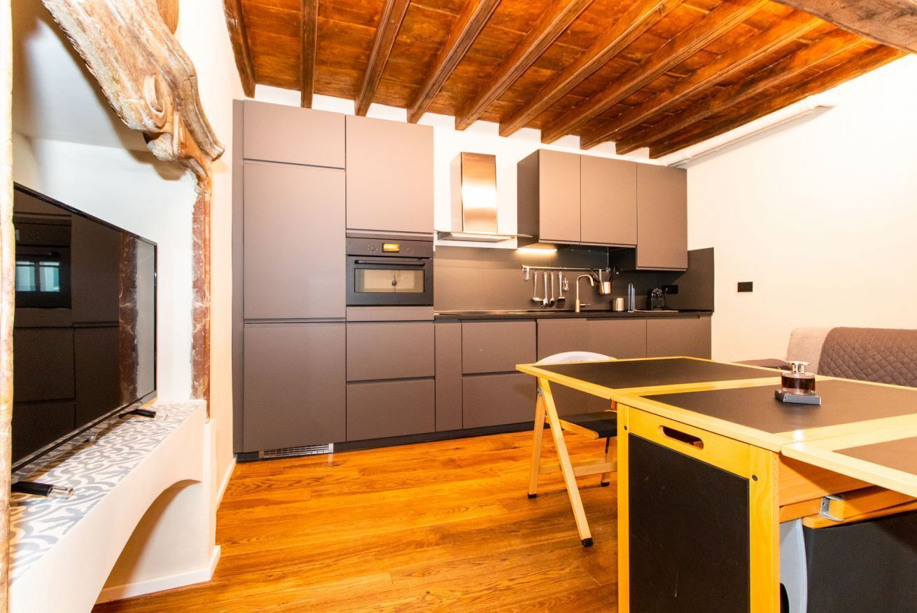 Frigorifero, microonde, piano cottura, lavastoviglie