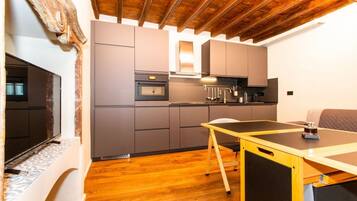 Frigorifero, microonde, piano cottura, lavastoviglie