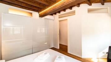 2 habitaciones, tabla de planchar con plancha, wifi y ropa de cama