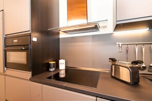 Kühlschrank, Mikrowelle, Herdplatte, Geschirrspüler