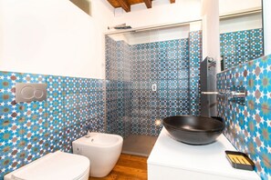 Douche, séchoir à cheveux, bidet, serviettes fournies