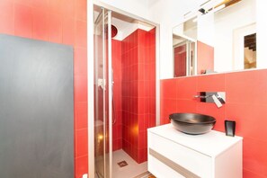 Dusj, hårføner, bidé og håndklær