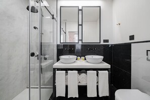 Dusche, Haartrockner, Handtücher