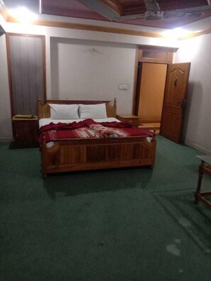 Standard-Doppelzimmer | Verdunkelungsvorhänge, Bügeleisen/Bügelbrett, kostenloses WLAN