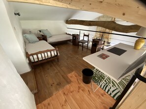 3 habitaciones, escritorio y tabla de planchar con plancha 