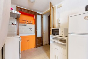 Fridge, oven, stovetop