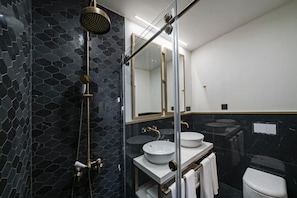 Dusche, Haartrockner, Handtücher