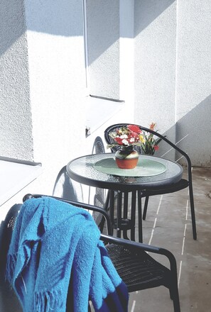 Outdoor dining - Family friendly, cozy and spacious 3 bedroom apartment in Joniškis, town centre. (Joniškis)
