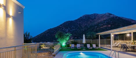 Piscina a l'aire lliure, piscina climatitzada i gandules
