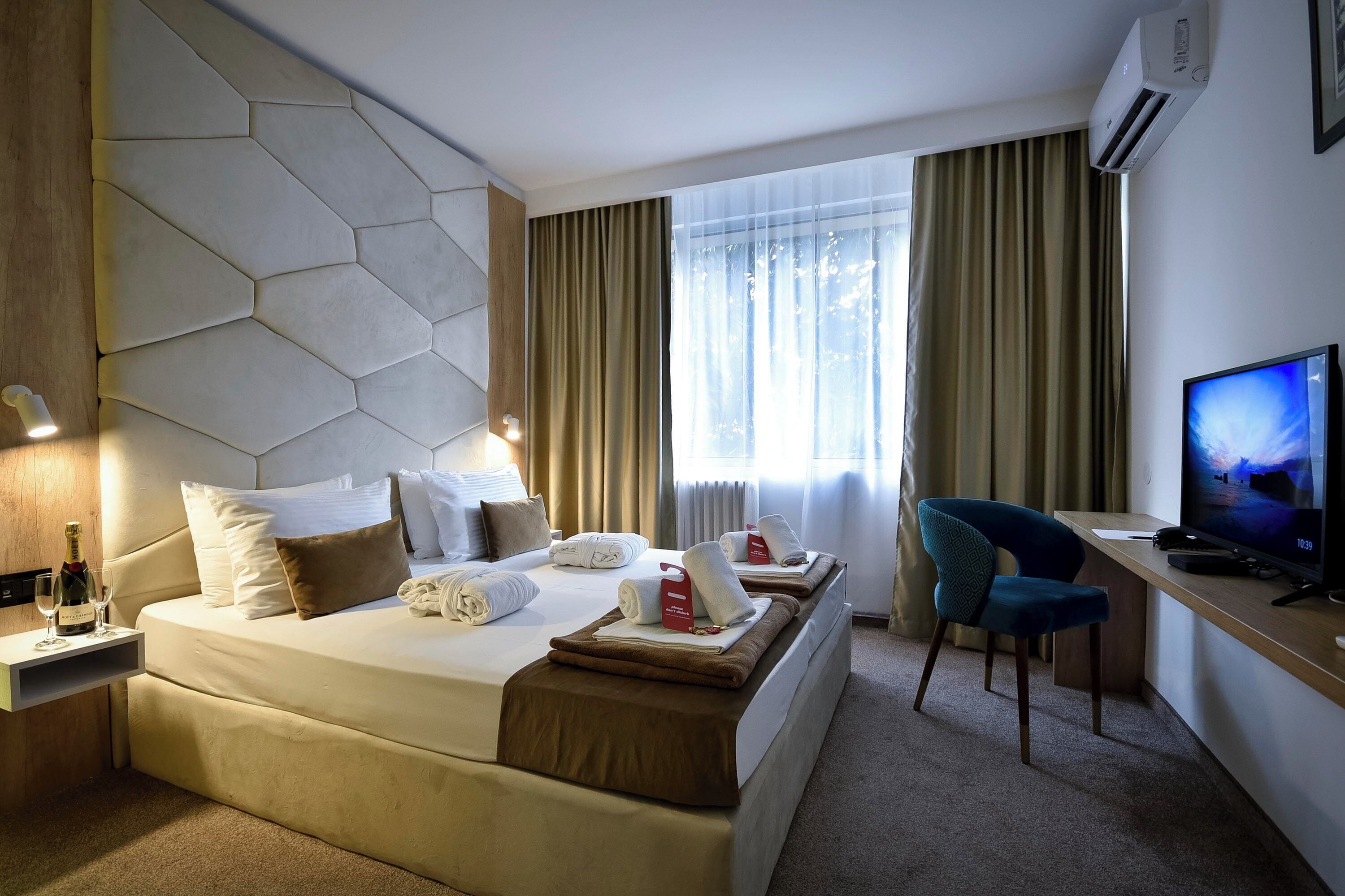 ห้องเอ็กเซกคิวทีฟดับเบิล | เตียงเมมโมรีโฟม, ตู้นิรภัยในห้องพัก, โต๊ะทำงาน, ผ้าม่านกันแสง